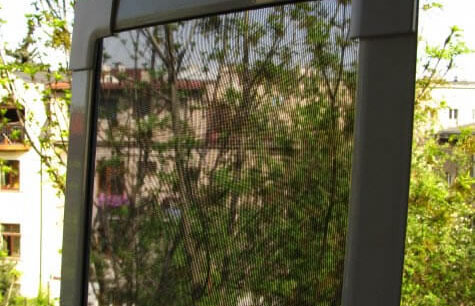 moskitera na oknie