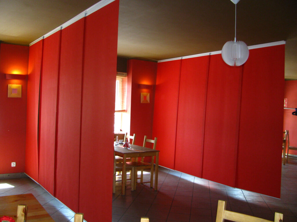 Żaluzje panel track w małym mieszkaniu